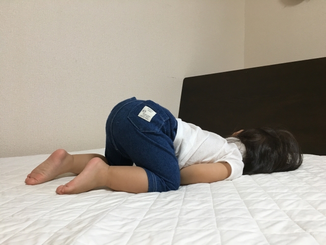 隣で寝ている夫に顔を蹴られた 寝ている時に こういう症状が 暴力が 怖い ええっ テレフォン人生相談まとめブログ